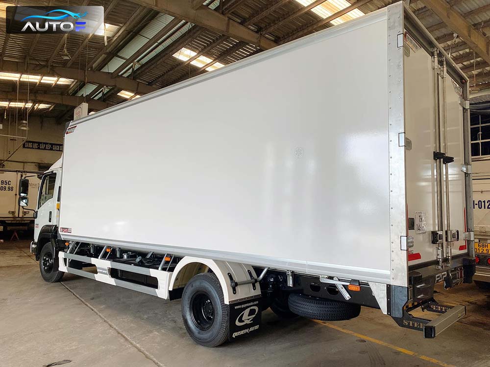 Xe tải Isuzu FRR 650 thùng kín composite 6.5 tấn dài 6.7 mét